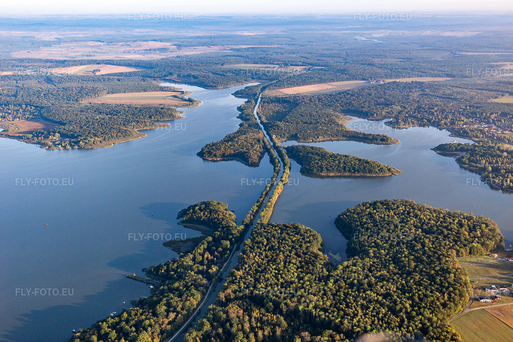 Vue aérienne: Tracé du canal de liaison Canal des Houlières de la Sarre à travers un lac en forêt à Langatte dans le département Moselle, France. Photo: IMG_117830.jpg prise le 14/09/2019 par Werner Riehm/FLY-FOTO.eu – Résolution de l'original: 5472 x 3648 px
