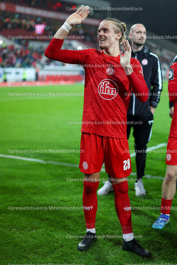 RWE3Liga25092402131 | 25.09.2024, Essen, Fußball,  Rot-Weiss Essen – Borussia Dortmund II (U23), bwin 3. Liga Herren, Stadion an der Hafenstraße, 7. Spieltag Saison 2024 2025: Abschlussjubel nach dem 3:1 Sieg -  Tom Moustier (RWE #28)DFB regulations prohibit any use of photographs as image sequences and or quasi-video.