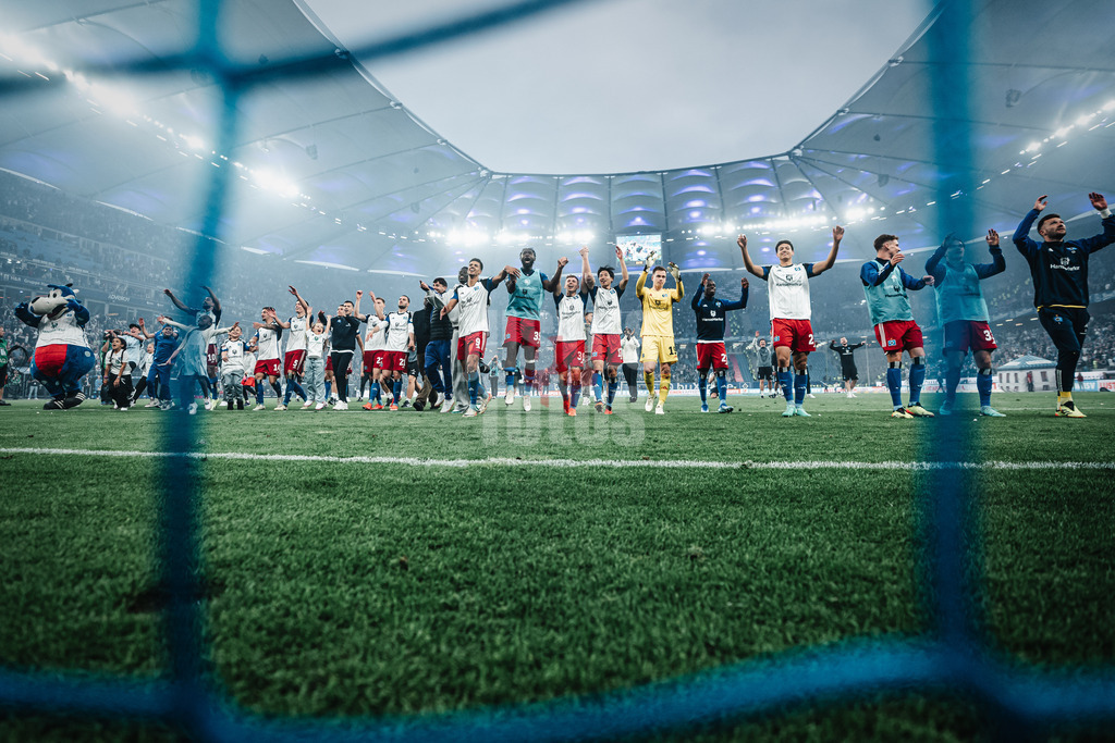 Fußball | Männer | Saison 2023/2024 | 2. Fußball-Bundesliga | 32. Spieltag | Hamburger SV vs. FC St. Pauli  | 03.05.2024 | Der HSV feiert mit den Fans