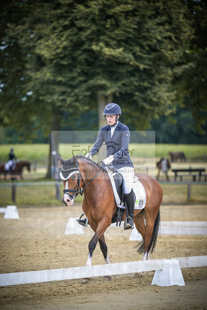 DOS_9678 | Entdecke hochwertige Reitturnierfotos von Foto Oger. Professionell, emotional und authentisch – jetzt Lieblingsmomente im Shop bestellen.Deutschlandweite Turnierfotografie. - Realisiert mit Pictrs.com