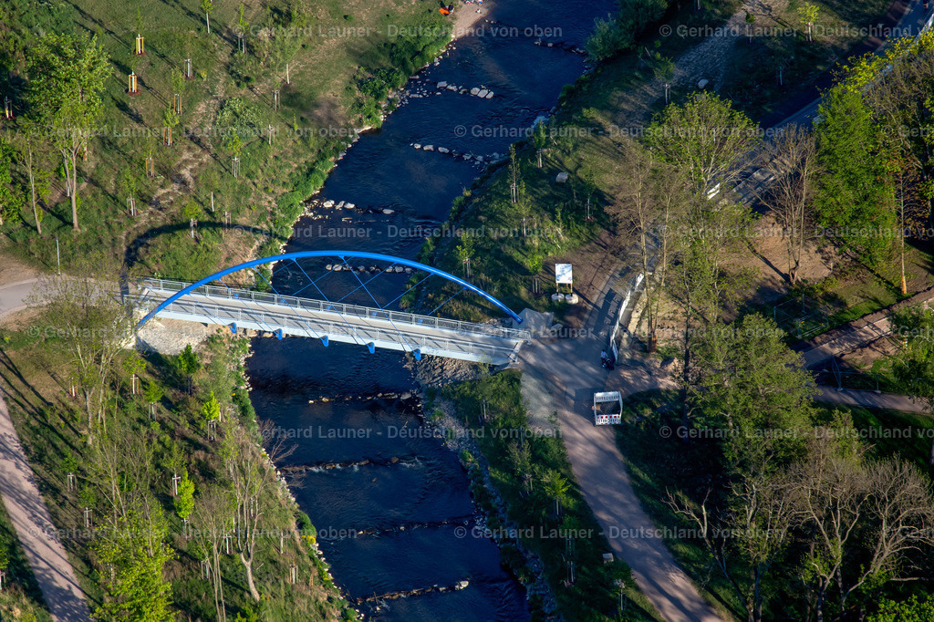 4026127 | neue Fußgängerbrücke am Kilianipark ERFURT 06.05.2020 Fischtreppe und Staustufe am Ufer des Flußverlauf der Gera im Kilianipark im Ortsteil Gispersleben in Erfurt im Bundesland Thüringen, Deutschland. // Fish ladder and barrage on the bank of the river course of the Gera in Kilianipark in the district Gispersleben in Erfurt in the state Thuringia, Germany. Foto: Gerhard Launer