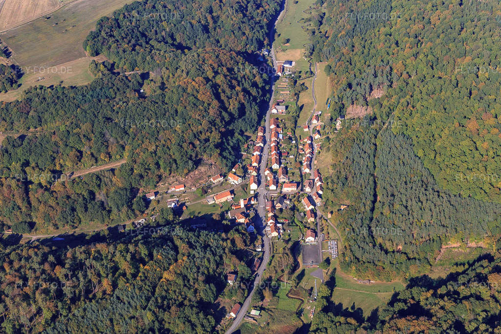 Luftbild: Ortsansicht aus Süden in Hanviller im Bundesland Moselle in Frankreich. – Foto: IMG_095189.jpg vom 16.10.2016 durch Werner Riehm/FLY-FOTO.de – Auflösung des Originals: 5355 x 3570 px