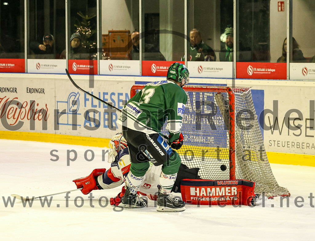 2024-01-05_142_TSV_Erding_gegen_VfE_Ulm-Neu-Ulm | Erding, Deutschland, 05.01.2024:
Eishockey, Bayernliga Vorrunde 2023 / 2024, 22. Spieltag, TSV Erding gegen VfE Ulm/Neu-Ulm, Endergebnis: 7:6

Michael Franz (Erding Gladiators, #13), Torwart David Heckenberger (VfE Ulm/Neu-Ulm e. V., #3)

Foto: Christian Riedel / fotografie-riedel.net