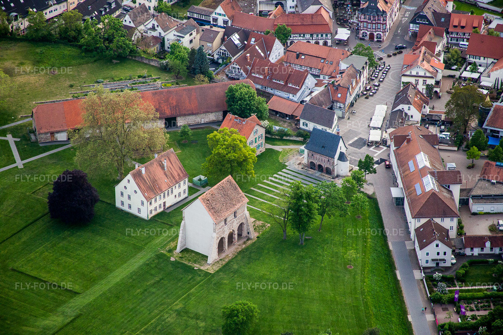 Luftbild: Gebäudekomplex des ehemaligen Klosters und heutigen UNESCO-Welterbestätte Kloster Lorsch in Lorsch im Bundesland Hessen in Deutschland. – Foto: IMG_088325.jpg vom 09.05.2016 durch Werner Riehm/FLY-FOTO.de – Auflösung des Originals: 5472 x 3648 px – Leichte Sprache