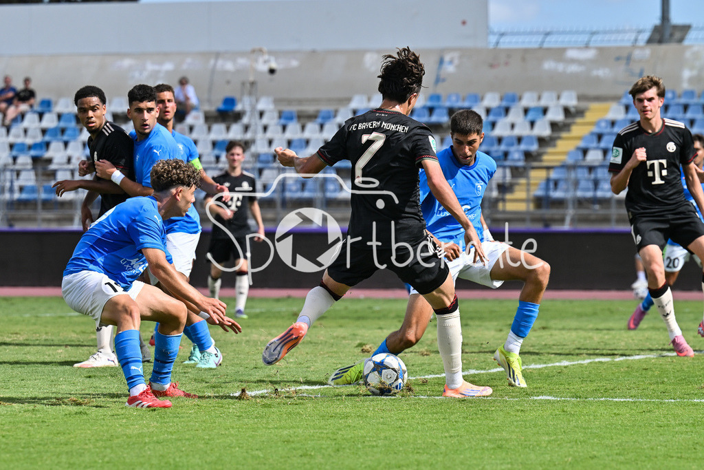 Papohs FC U19 - FC Bayern München U19 | in dieser Szene setzt sich  Adin LICINA (FCB #7) im Strafraum druch / UEFA Youth League: Paphos FC U19 - FC Bayern München U19; Stelios Kyriakides Stadium am 30.09.2025