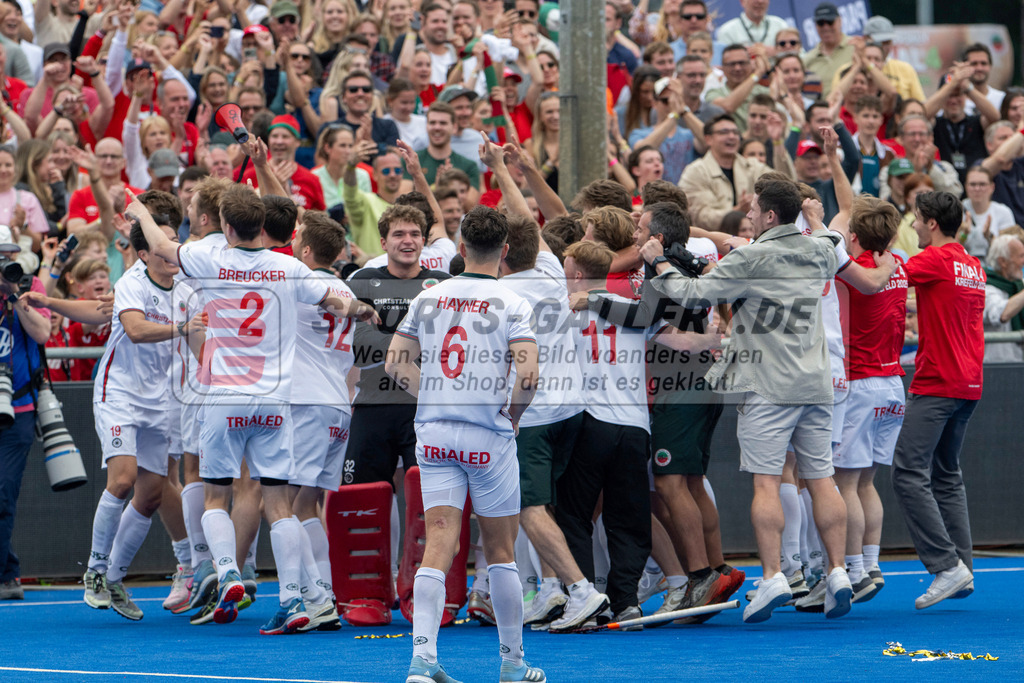 Final4_20250601-1614-Z09_5005 | Krefeld, Deutschland, 01.06.2025:  Feldhockey Final4 2025 – „Deutsche Feldhockey-Meisterschaften 2025“ Crefelder HTC - Rot-Weiss Köln (Finale Herren) im Gerd-Wellen-Hockeyanlage am 01.06.2025 in Krefeld, Deutschland. (Foto von Kramhöller/Fehrmann/Kaste)Krefeld, Germany, 01.06.2025: Feldhockey Final4 2025 – „Deutsche Feldhockey-Meisterschaften 2025“ Harvestehuder HTC - Düsseldorfer HC (Finale Damen) in Gerd-Wellen-Hockeyanlage at 01.06.2025 in Krefeld, Deutschland. (Foto from Kramhöller/Fehrmann/Kaste)