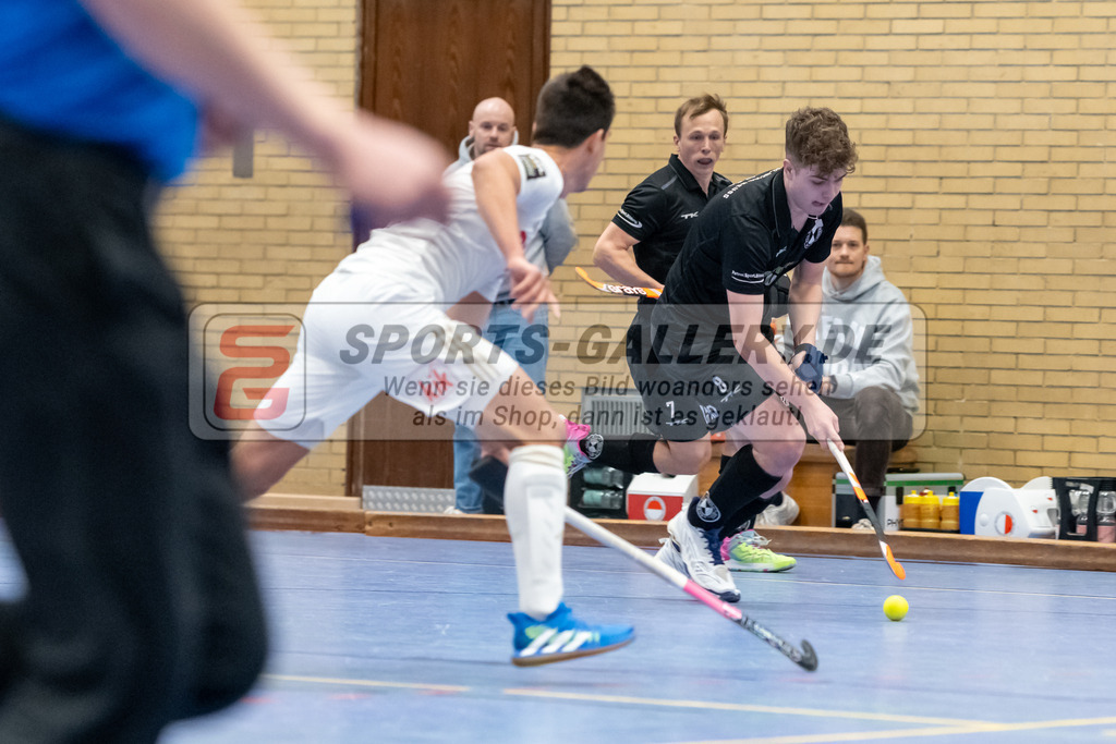SFE_20240106_0050 | Neuss, Deutschland, 06.01.2024: Philipp Weide (SW Neuss), Florian Adrians (Rot-Weiss Köln) in Aktion waehrend des Spiels der Halle 1. Bundesliga Herren zwischen SW Neuss vs Rot-Weiss Köln im Stadionhalle (SW Neuss) am 06.01.2024 in Neuss, Deutschland. (Foto von Stephan Fehrmann)

Neuss, Germany, 06.01.2024: Philipp Weide (SW Neuss), Florian Adrians (Rot-Weiss Köln) in action during the game of Halle 1. Bundesliga Herren between SW Neuss vs Rot-Weiss Köln in Stadionhalle (SW Neuss) at 06.01.2024 in Neuss, Deutschland. (Foto von Stephan Fehrmann)