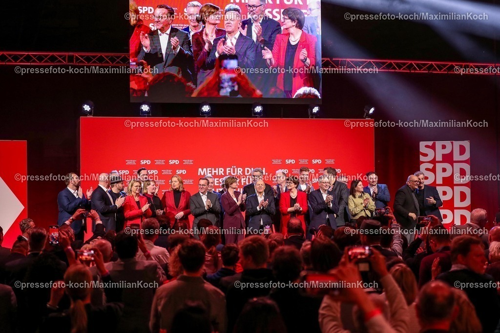SPD21022502329 | 21.02.2025, Wahlkampfveranstaltung SPD,  Abschlusskundgebung der Sozialdemokratische Partei Deutschlands vor den Bundestagswahlen, Westfalenhalle Dortmund. Im Bild: Bundeskanzler der Bundesrepublik Deutschland und Spitzenkandidat der SPD - Olaf Scholz (SPD) zusammen mit Bärbel Bas (Präsident des Deutschen Bundestages), Herrmann Soggeber (KBR Vorsitzender Konzernbetriebsrat bei Unilever), Verteidigungsminister Boris Pistorius (Bundesverteidigungsminister, Sarah Philipp (SPD), Thomas Westphal (Oberbürgermeister Dortmund), Saskia Esken (Parteivorsitzende SPD), Lars Tönsfeuerborn, Achim Post (stellv. Parteivorsitzender SPD), Lars Klingbeil (Parteivorsitzender SPD), Anke Unger (stellv. Vorstand Deutscher Gewerkschaftsbund, DGB NRW), Entwicklungsministerin Svenja Schulze (Bundesministerin für wirtschaftliche Zusammenarbeit und Entwicklung), 