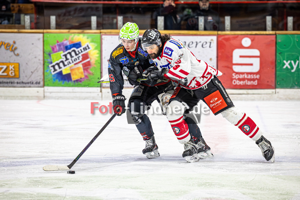 Peißenberg MINERS gegen ESV Buchloe PIRATES | Eishockey Bayernliga 2025/26 Vorrunde 29. Spieltag, Peißenberg MINERS gegen ESV Buchloe PIRATES, 20260123,Zweikampf,2026-01-23 in Peißenberg (flatbuy Arena Peißenberg), Filip KRIZ (MINERS 9), Adriano CARCIOLA (Buchloe PIRATES 19)Copyright: WolfgangxLindner www.foto-lindner.de