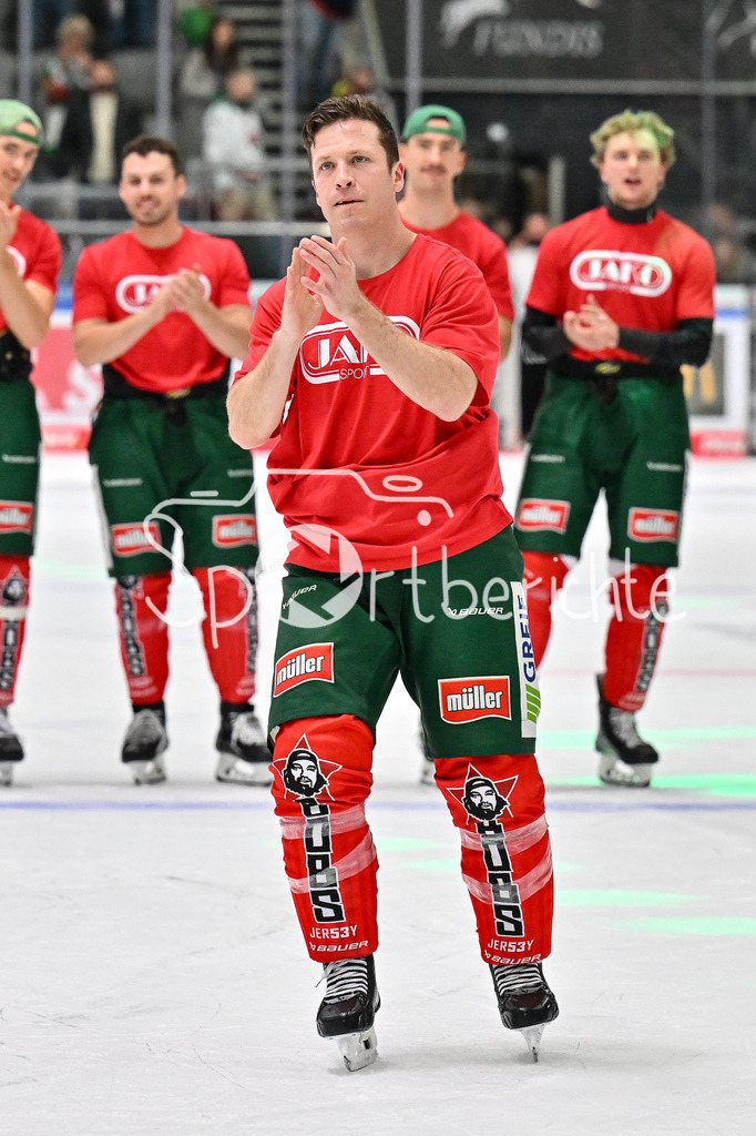 Augsburger Panther - Löwen Frankfurt | Die Spieler des AEV feiern zusammen mit den Fans den Heimsieg gegen Frankfurt / DEL: Augsburger Panther - Löwen Frankfurt, Curt Frenzel Stadiom am 11.10.2024 / T. J. TREVELYAN (Augsburger Panther #24)