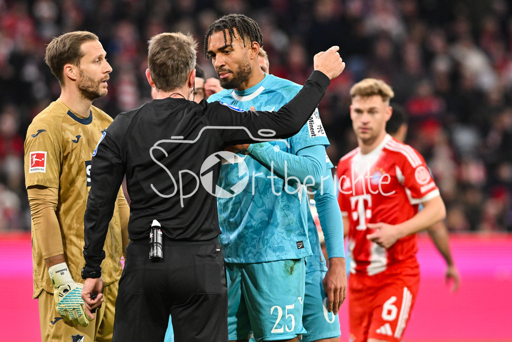 FC Bayern München - TSG 1899 Hoffenheim | MUNICH, GERMANY - 08. FEBRUARY: im Bild Kevin AKPOGUMA (TSG Hoffenheim 25) im Gespräch mit Schiedsrichter Tobias STIELER nach seiner roten Karte während dem Bundesligamatch zwischen dem FC Bayern München und der TSG 1899 Hoffenheim am 21. Spieltag in der Allianz Arena / DFL REGULATIONS PROHIBIT ANY USE OF PHOTOGRAPHS AS IMAGE SEQUENCES AND/OR QUASI-VIDEO