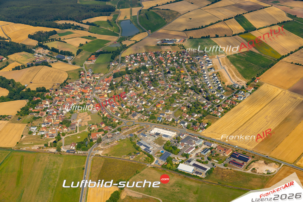 Das Luftbild zeigt : Steppach Pommersfelden - Die Luftaufnahme wurde 2023 vom UL-Flugzeug aus erstellt ( keine Drohne ) - Hochauflösende Luftaufnahme - Für grossformatige Ausdrucke geeignet. Die Geschenkidee !Mit Lizenz und Bildrechte bestellbar