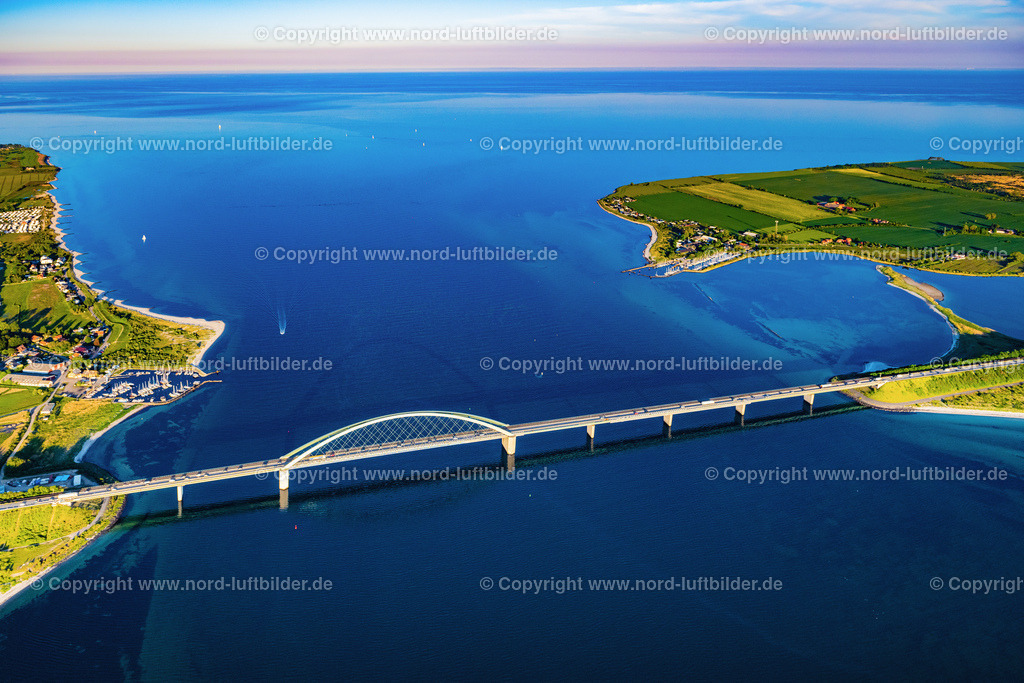 Fermarn_Fehmarnsundbrücke_ELS_8872030622 | FEHMARN 03.06.2022 Blick auf die kombinierte Straßen- und Eisebahnbrücke Fehmarnsundbrücke, der Fehmarnsundquerung zwischen Fehmarn und dem Festland bei Großenbrode in Schleswig-Holstein. Weiterführende Informationen bei: Tourismus-Service Fehmarn. // Fehmarn Sund bridge between Fehmarn and the mainland at Grossenbrode in Schleswig-Holstein. Further information at: Tourismus-Service Fehmarn. Foto: Martin Elsen
