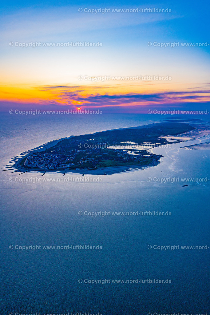 Norderney_Sonnenaufgang_ELS_5404190523 | NORDERNEY 19.05.2023 Sonnenaufgang über dem Küstenbereich der der Nordsee - Insel in Norderney im Bundesland Niedersachsen, Deutschland. Weiterführende Informationen bei: Staatsbad Norderney GmbH. // Coastal area of North Sea - Island in Norderney in the state Lower Saxony, Germany. Further information at: Staatsbad Norderney GmbH. Foto: Martin Elsen