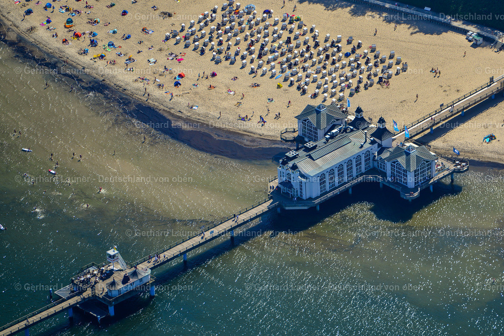 3637794 | SELLIN 25.08.2016 Konstruktion der Seebrücke über der Wasseroberfläche in Sellin an der Ostseeküste im Bundesland Mecklenburg-Vorpommern, Deutschland. Weiterführende Informationen bei: Seebrücke Sellin. // Construction of the pier above the water surface in Sellin on the Baltic Sea coast in the state of Mecklenburg-West Pomerania, Germany. Further information at: Seebruecke Sellin. Foto: Gerhard Launer