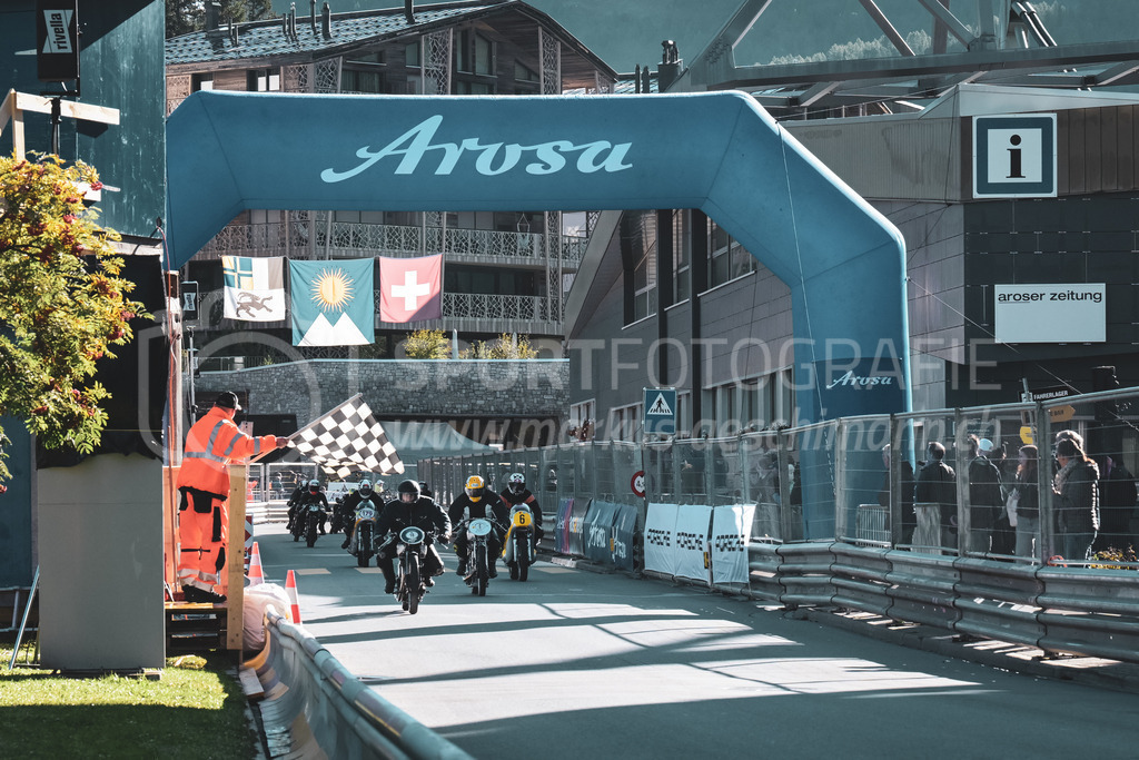 21. Arosa ClassicCar 2025 - 6. =September= 2025 | Das Motorrad-Feld am Arosa ClassicCar 2025..@arosaclassiccar, @arosa.official, #arosaclassiccar, #arosa, #76curves, #classiccarBild: Sportfotografie Markus Aeschimann | www.markus-aeschimann.ch - Realisiert mit Pictrs.com