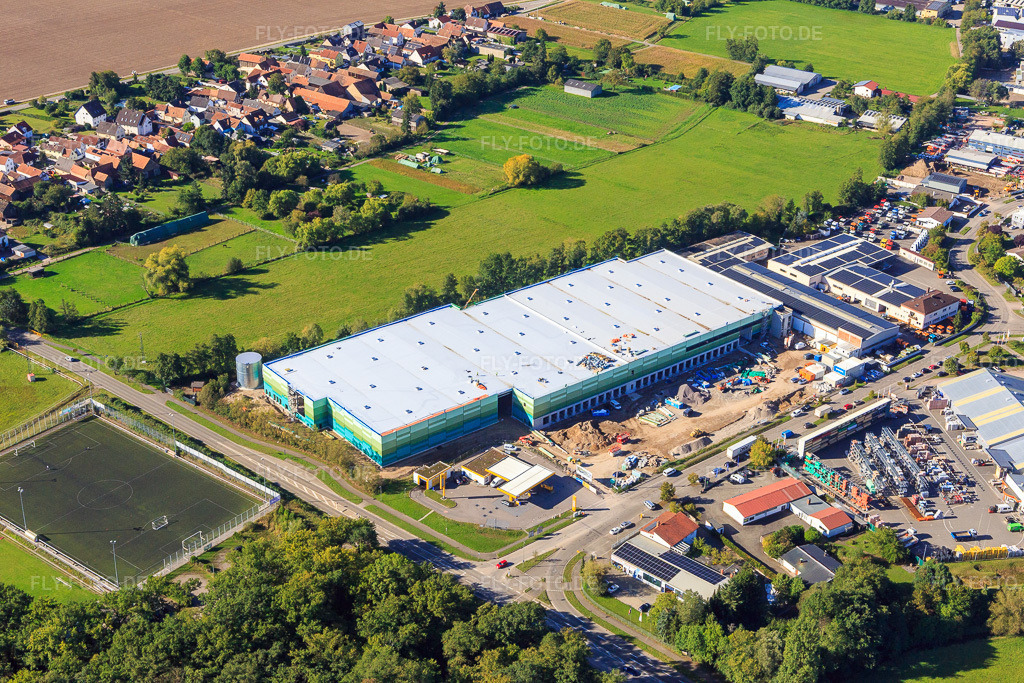 Luftbild: Baustelle des neuen Logistikpark der HANSAINVEST und DFI-Real-Estate Kandel nach Abriss des OBI-Markts im Ortsteil Minderslachen in Kandel im Bundesland Rheinland-Pfalz in Deutschland. – Foto: IMG_149901.jpg vom 18.09.2025 durch Werner Riehm/FLY-FOTO.de – Auflösung des Originals: 5472 x 3648 px – Entdecke HANSAINVEST | Kapital-verwaltungs-gesellschaft: Hansainvest – DFI Real Estate - Driving Future Innovation