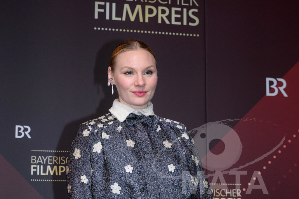 _DWI5277 | Rosalie Thomass bei der Verleihung des 47. Bayerischen Filmpreises 2026  im Prinzregententheater. München, Deutschland. Der Bayerische Filmpreis wird seit 1979 von der Bayerischen Staatsregierung verliehen, um die Bedeutung des Kinofilms als Kulturgut herauszustellen - Realisiert mit Pictrs.com