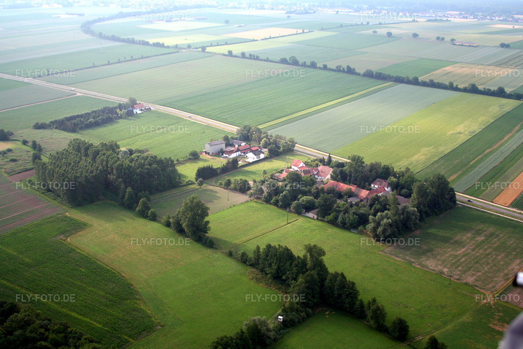 Luftbild: Gehöft eines Bauernhofes am Rand von bestellten Feldern im Ortsteil Höfen im Ortsteil Minderslachen in Kandel im Bundesland Rheinland-Pfalz in Deutschland. Foto: IMG_3086.jpg vom 25.06.2006 durch Werner Riehm/FLY-FOTO.de