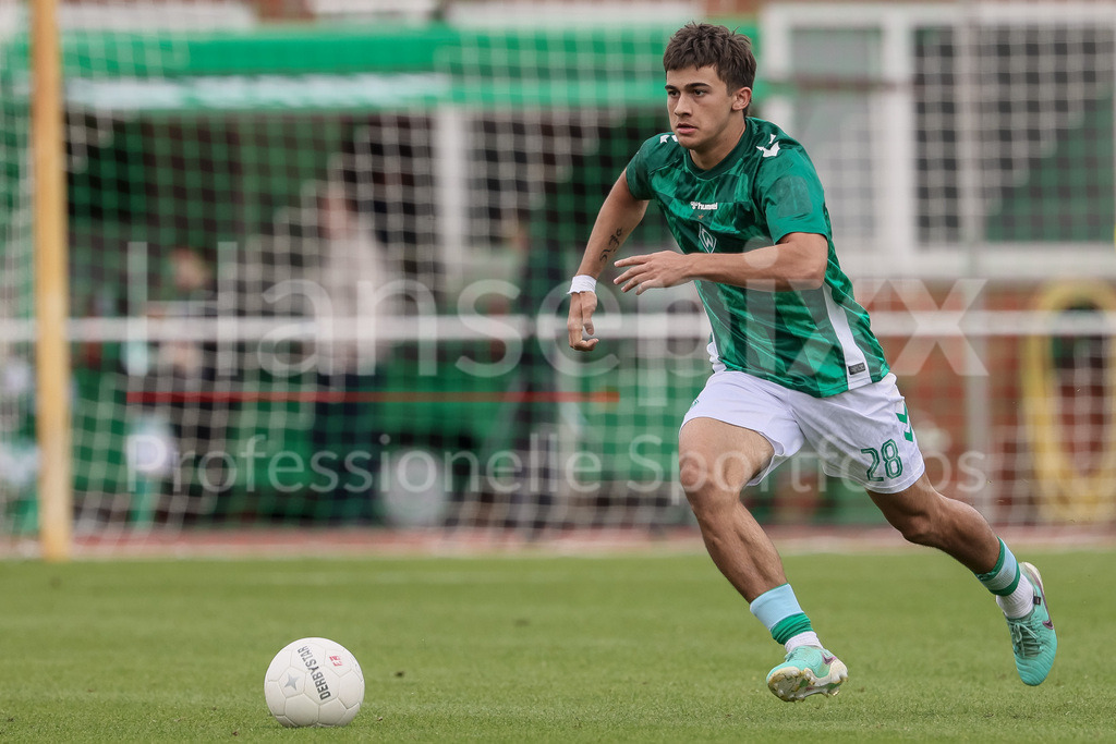 Fussball, Regionalliga Nord, SV Werder Bremen II - SV Todesfelde | v.li: Ethan Kohler (SV Werder Bremen II, 28) am Ball, Freisteller, Einzelbild, Ganzkörper, Aktion, Action, Spielszene