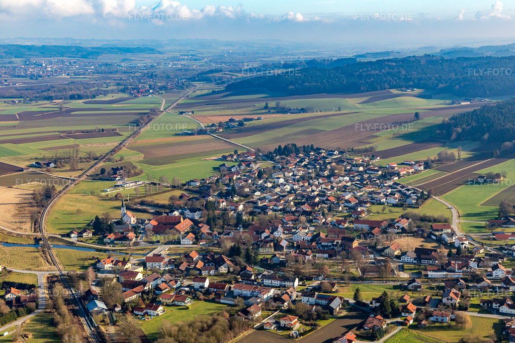 Luftbild: Ortsansicht von Westen im Ortsteil Anzenkirchen in Triftern im Bundesland Bayern in Deutschland. Foto: IMG_095942.jpg vom 29.12.2016 durch Werner Riehm/FLY-FOTO.de