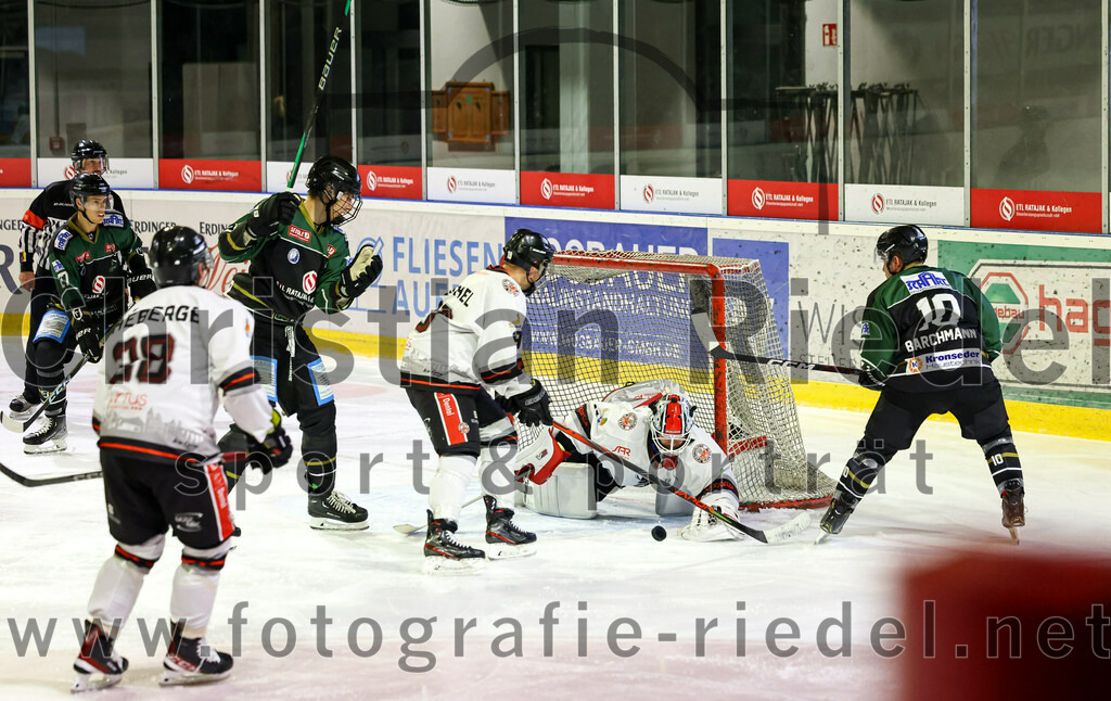 2022-09-30_105_TSV_Erding_gegen_EV_Dingolfing | Erding, Deutschland, 30.09.2022:
Eishockey, Bayernliga 2022 / 2023, Testspiel, TSV Erding gegen EV Dingolfing, Endergebnis: 3:4

Simon Franz (Erding Gladiators, #4), Florian Meichel (EV Dingolfing, #19), Torwart Dennis Jedrus (EV Dingolfing, #1), Marc Barchmann (Erding Gladiators, #10)

Foto: Christian Riedel / fotografie-riedel.net