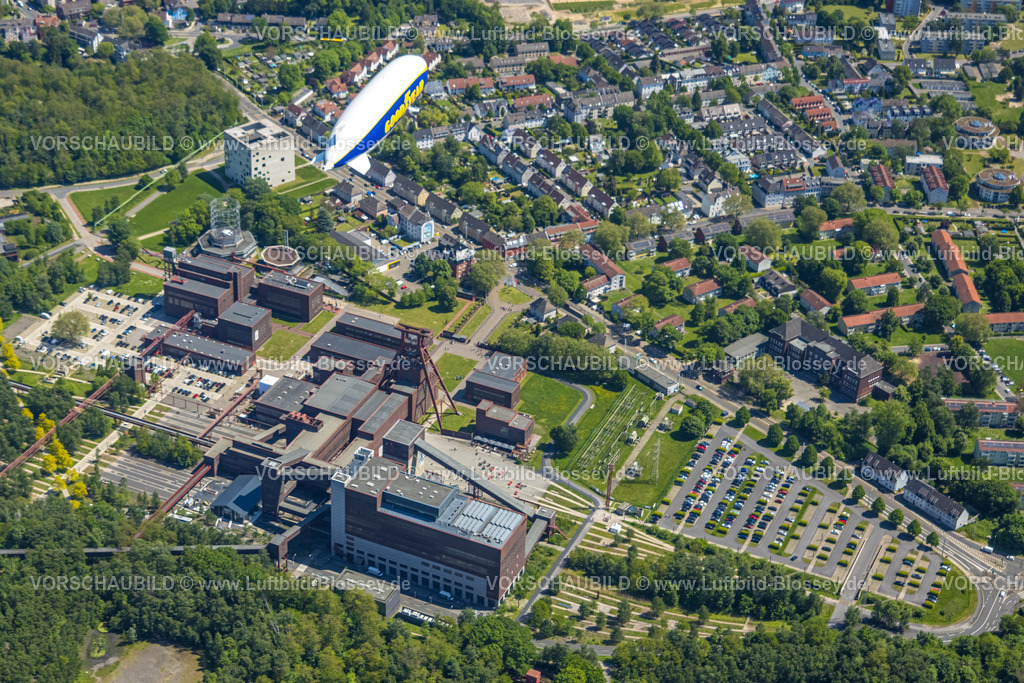 Essen230511784ZeppelinGoodYear | Luftbild, Zeppelin NT Rundflug über Essen, über dem UNESCO-Welterbe Zollverein, Zeche Zollverein mit der Folkwang Universität der Künste - SANAA-Gebäude, Fördertum Zollverein Schacht XII,  Stoppenberg, Essen, Ruhrgebiet, Nordrhein-Westfalen, Deutschland