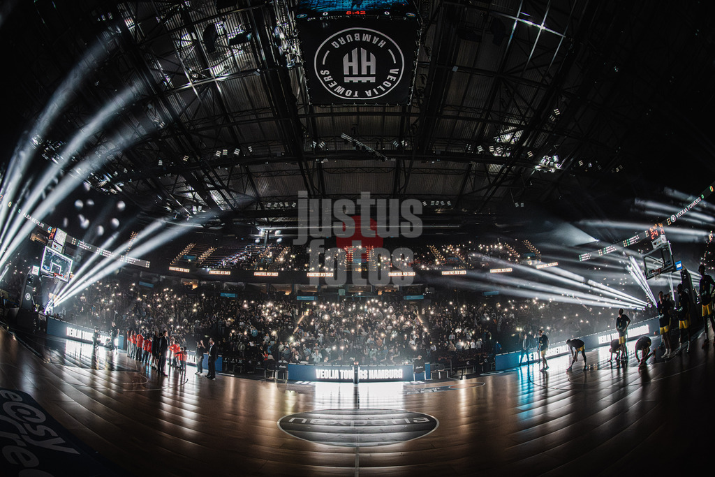 Basketball | Männer | Saison 2025/2026 | easyCredit Basketball Bundesliga | Veolia Towers Hamburg vs. ALBA BERLIN | 14.12.2025 | Arena Totale Einlauf Lichtershow