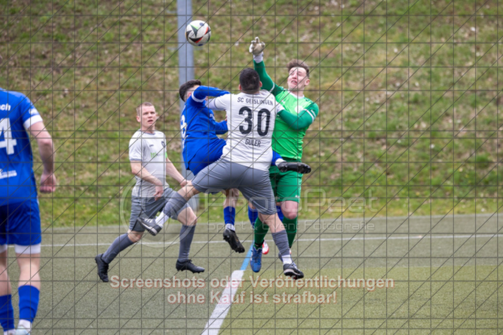 20250330_154344_0181 | Maik Lissner (TSG Salach #08) im Duell mit Sezer Güller (SC Geislingen #30) und Torspieler Kevin Ströhle (SC Geislingen #24)TSG Salach (blau) vs. SC Geislingen II (weiß/grau), Fußball, Bezirksliga - Bezirk Neckar/Fils, 20. Spieltag, Saison 2024/2025, Kunstrasensportplatz, Staufenecker Str. 41, 73084 Salach, 30.03.2025 - 15:30 Uhr,Foto: PhotoPeet-Sportfotografie/Peter Harich