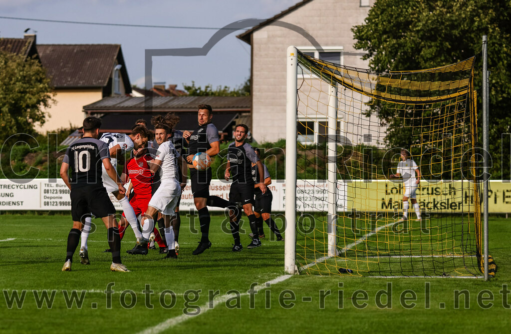 2023-08-08_023_FC_Moosinning_gegen_FC_Langengeisling | Moosinning, Deutschland, 08.08.2023:
Fußball, Bezirksliga Oberbayern Ost 2023 / 2024, 3. Spieltag, FC Moosinning gegen FC Langengeisling, Endergebnis: 0:4

Tor zum 1:0 durch Dennis Stauf (FC Moosinning, #15)
Maximilian Maier (FC Langengeisling, #10), Dennis Stauf (FC Moosinning, #15), Maximilian Lechner (FC Moosinning, #11), Andreas Buchberger (FC Langengeisling, #5), Lucas Seeholzer (FC Langengeisling, #2)

Foto: Christian Riedel / fotografie-riedel.net