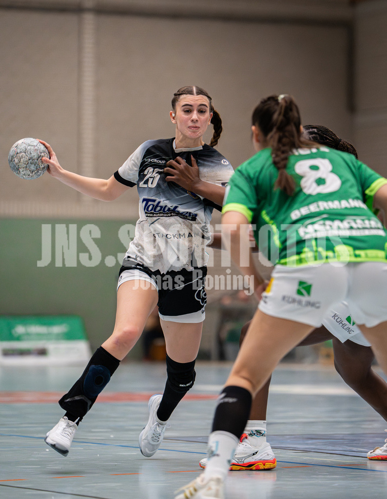 Handball I Frauen I Saison 2025-2026 I 3. Liga Staffel Nord I 13. Spieltag I SC SFN Vechta -Buxtehuder SV II-54 | Siri Kuhnert (25, Buxtehuder SV II) Theresa Beermann (8, SC SFN Vechta) - Realisiert mit Pictrs.com