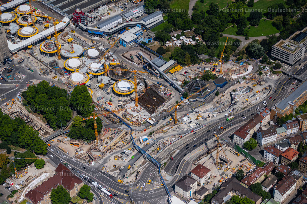 4034662 | STUTTGART 22.07.2020 Hauptbahnhof der Deutschen Bahn und Bauarbeiten zum Verkehrs- und Städtebauprojekt Stuttgart 21 in Stuttgart im Bundesland Baden-Württemberg. Weiterführende Informationen bei: Deutsche Bahn AG,  Ed. Züblin AG,  HTG Ingenieurbüro für Bauwesen GmbH,  Vössing Ingenieurgesellschaft mbH. // Building of the main station of the railway and construction site for the development project Stuttgart 21 in Stuttgart in the state of Baden-Wurttemberg. Further information at: Deutsche Bahn AG,  Ed. Zueblin AG,  HTG Ingenieurbuero fuer Bauwesen GmbH,  Voessing Ingenieurgesellschaft mbH. Foto: Gerhard Launer