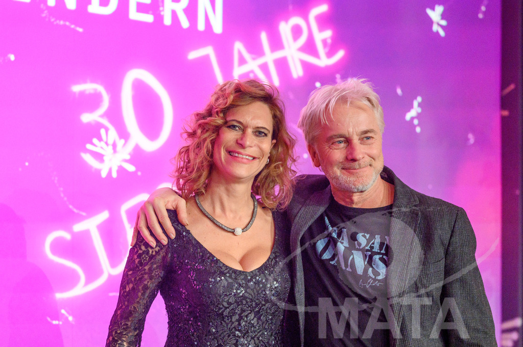 _DWI6449 | Sonja Fischer und Werner Schmidbauer bei '30 Jahre Sternstunden-Gala 2023' in der Frankenhalle. Nürnberg, 15.12.2023 - Realisiert mit Pictrs.com