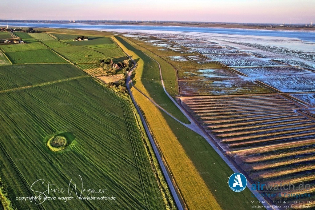 Luftbild Nordstrand, LangerDeich, Dreisprung, Püttenweg, Trendermarsch, Husumer Bucht | Luftbild Nordstrand, LangerDeich, Dreisprung, Püttenweg, Trendermarsch, Husumer Bucht - Püttenweg ist eine kleine Straße im Ortsteil Trendermarsch auf der Halbinsel Nordstrand, die zur Region Husumer Bucht in Schleswig-Holstein gehört. Die Lage direkt am Nordseedeich und im Nationalpark Schleswig-Holsteinisches Wattenmeer macht sie besonders attraktiv für Naturliebhaber und Erholungssuchende. Hier finden sich vorwiegend ruhige Ferienhäuser und -wohnungen in idyllischer, ländlicher Alleinlage.