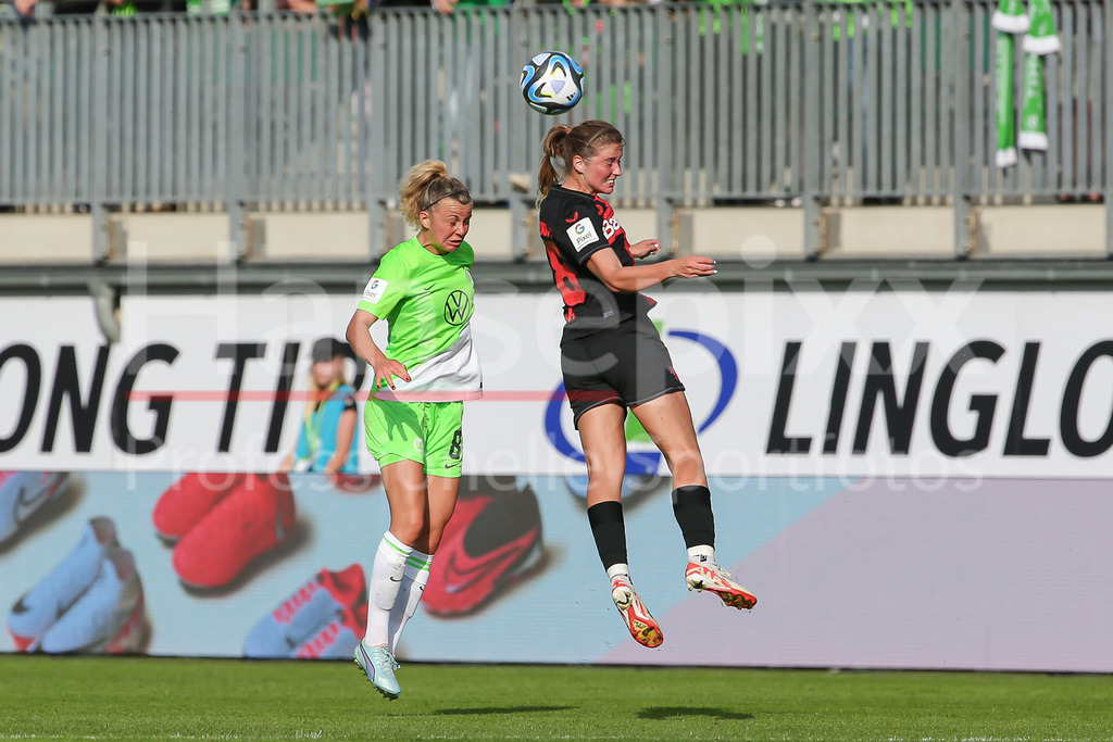 Fussball, Google Pixel Frauen-Bundesliga, VfL Wolfsburg - Bayer 04 Leverkusen | v.li.: Lena Lattwein (VfL Wolfsburg, 8) und Karolina Lea Vilhjalmsdottir (Bayer 04 Leverkusen, 18) im Kopfballduell, Kopfball, Zweikampf, Action, Aktion, Spielszene, DIE DFB-RICHTLINIEN UNTERSAGEN JEGLICHE NUTZUNG VON FOTOS ALS SEQUENZBILDER UND/ODER VIDEOÄHNLICHE FOTOSTRECKEN. DFB REGULATIONS PROHIBIT ANY USE OF PHOTOGRAPHS AS IMAGE SEQUENCES AND/OR QUASI-VIDEO.