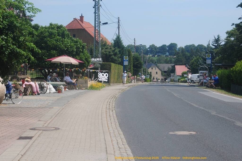 Geißmannsdorf-2026-Festumzug-007 | Festumzug in Geißmannsdorf bei Bischofswerda im Juni 2026. Fotografische Eindrücke und Momentaufnahmen vom Festumzug anläßlich des 800-jährigen Bestehens von Geißmannsdorf - mit Teilnehmern und Gästen, Strohpuppen und geschmückten Vorgärten und Grundstücken - Realisiert mit Pictrs.com