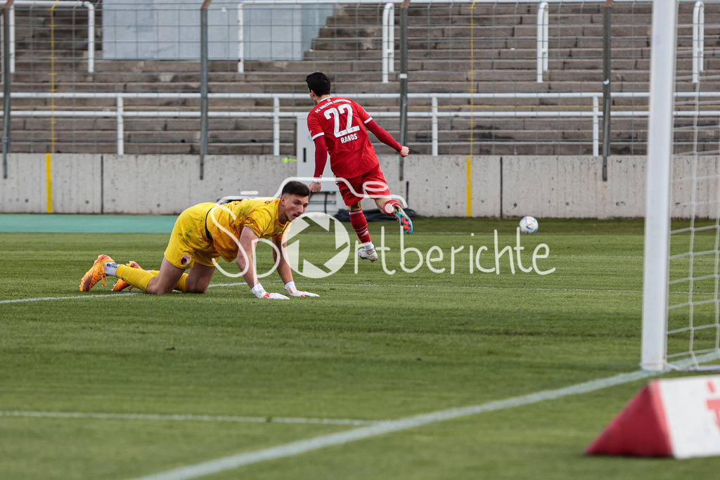 FC Bayern Amateure - FC Augsburg II | Grant Leon RANONS (FCB #22) umkurvt in dieser Szene Marcel LUBIK (FCA #1) und erzielt den Ausgleich zum 1-1