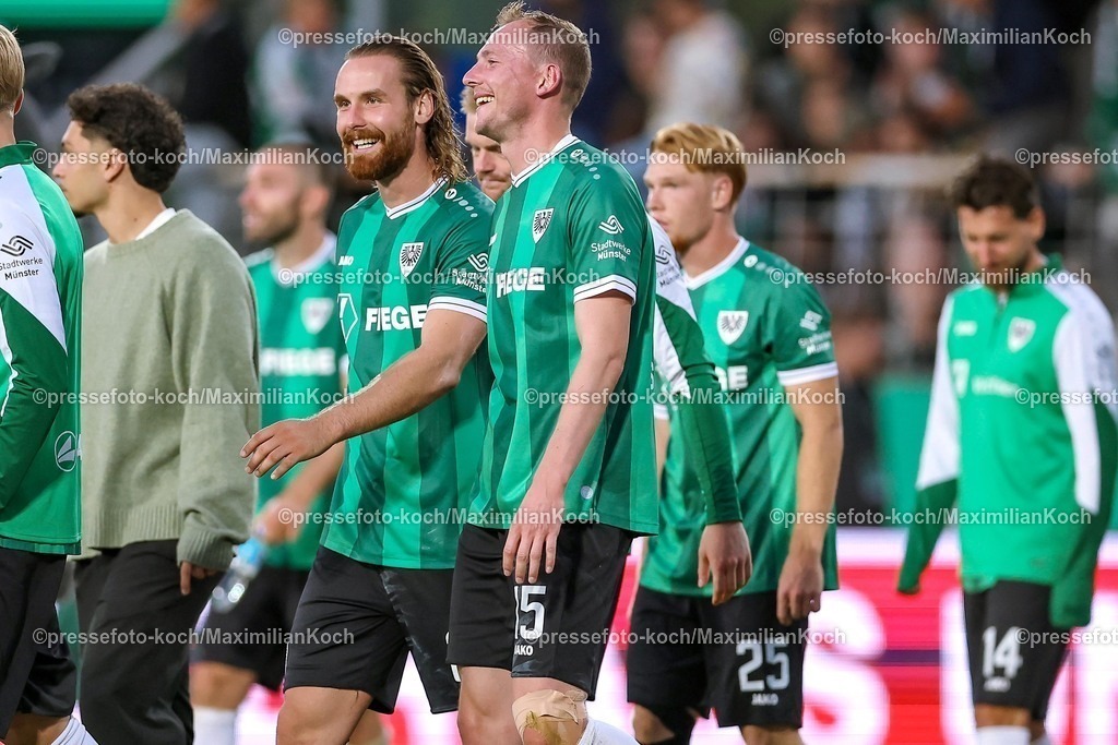 PRM22082501170 | 22.08.2025, Fußball, Preußen Münster - 1. FC Nürnberg, 2. Fußball Bundesliga,  Preußenstadion, Saison 2025 2026: Abschlussjubel nach dem 2:0 Sieg. Die Mannschaft lässt sich von den Fas feiern.  Simon Scherder&nbsp;(Preussen Muenster #15) Jannis Heuer&nbsp;(Preussen Muenster #22) DFB regulations prohibit any use of photographs as image sequences and or quasi-video.