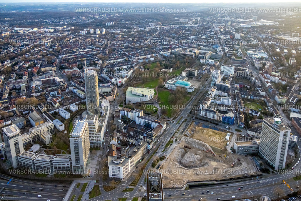 Essen230101693 | Luftbild, Baustelle Campus Essen, Westenergie Turm, Evonik Campus Hochhäuser, Innogy Hochhaus, Stadtgarten, Baustelle Wohnturm Neubau Seniorenwohnungen an der Huyssenallee, Philharmonie Essen, Sheraton Essen Hotel, Aalto-Theater, Westenergie Turm, Südviertel, Essen, Ruhrgebiet, Nordrhein-Westfalen, Deutschland