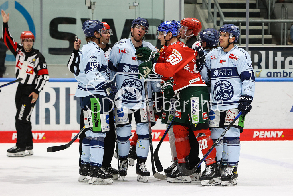Augsburger Panther - Straubing Tigers | Alexander OBLINGER (AEV #50) muss von Kollegen zurueck gehalten werden / Kampf / Schlaegerei