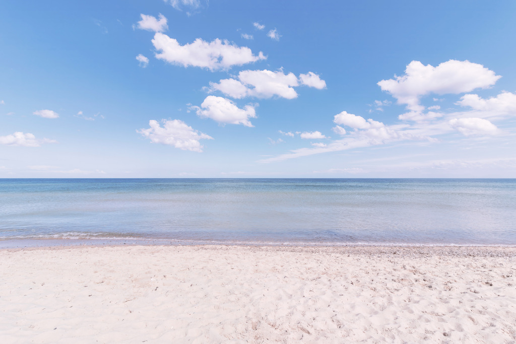 Heller Strandmorgen – Weite unter blauem Himmel | Dieses Motiv zeigt einen hellen, ruhigen Strand unter einem klaren Himmel mit weichen Wolkenstrukturen. Das sanfte Blau des Meeres trifft auf den warmen Sand im Vordergrund und erzeugt eine natürliche, offene Weite. Die feinen Wellenbewegungen und die ausgewogene Horizontlinie verleihen dem Bild eine friedliche, klare Atmosphäre, die Leichtigkeit und Ruhe ausstrahlt. Als Wandbild erhältlich auf Alu‑Dibond und weiteren hochwertigen Materialien.
