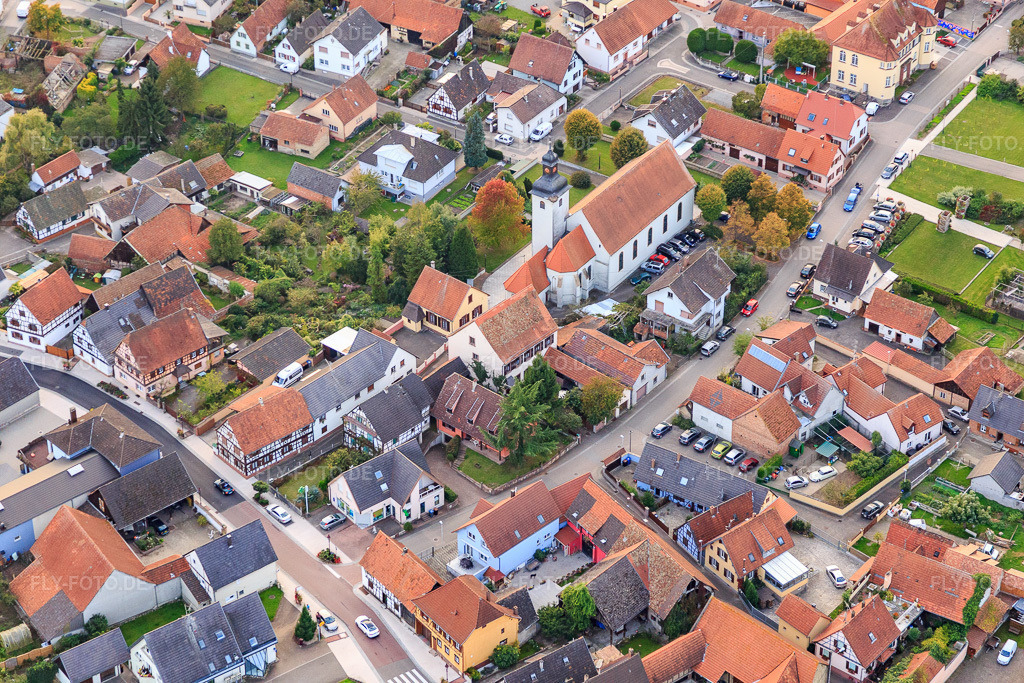 Luftbild: Eglise Sainte Croix de Beinheim in Beinheim im Bundesland Bas-Rhin in Frankreich. – Foto: IMG_074464.jpg vom 04.10.2014 durch Werner Riehm/FLY-FOTO.de – Auflösung des Originals: 5472 x 3648 px