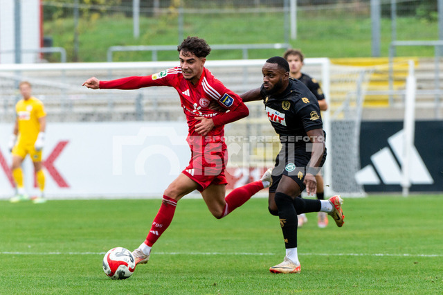 20241102_NSZ_5679 | Hamza Anhari (Fortuna Düsseldorf U23,No.10) im Laufduell mit Robin Afamefuna (Fortuna Köln,No.22)DEU, Düsseldorf, 02.11.2024 Fußball, Regionalliga West, Saison 2024/2025, 14. Spieltag, Fortuna Düsseldorf U23 - SC Fortuna Köln - Realisiert mit Pictrs.com