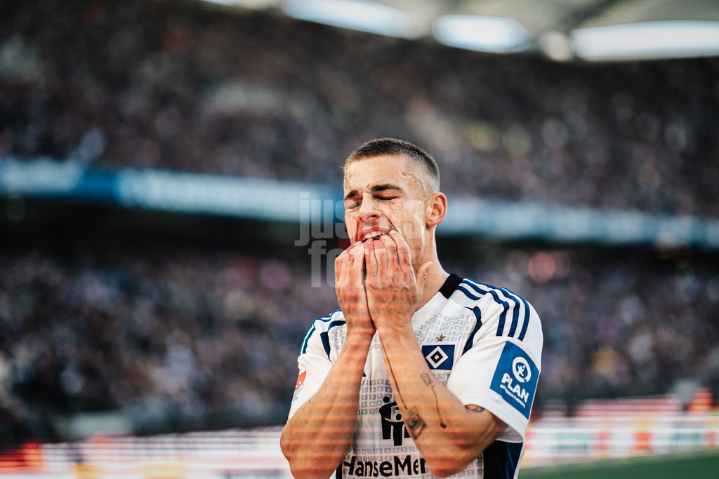 Fußball | Männer | Saison 2024/2025 | 2. Fußball-Bundesliga | 7. Spieltag | Hamburger SV vs. SC Paderborn 07 | 28.09.2024 | Miro Muheim (#28, HSV) ärgert sich