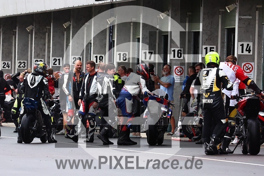 social-20250830_08361 | Schöne Erinnerungen an spannende Momente - das festzuhalten ist unser Job. PIXELrace.de ist seit 2003 auf den Rennstrecken Europas unterwegs um die Action draußen beim Fahren und die wunderbare Stimmung imm Fahrerlager für euch einzufangen.