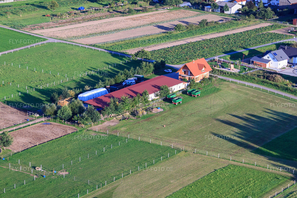 Luftbild: Stall Schmitt in Hatzenbühl im Bundesland Rheinland-Pfalz in Deutschland. Foto: IMG_32662.jpg vom 01.09.2010 durch Werner Riehm/FLY-FOTO.de
