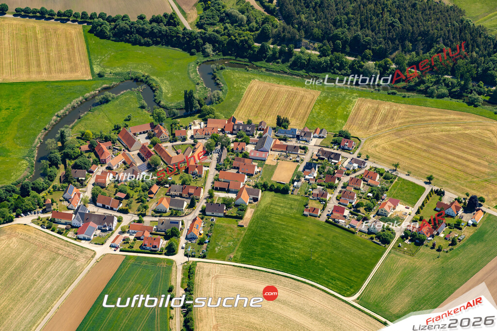 Die Luftaufnahme Schrattenhofen - Harburg wurde 2022 vom Flugzeug aus (keine Drohne) erstellt. Hohe Auflösung -für große Poster und Wandbilder geeignet - Garantiert!