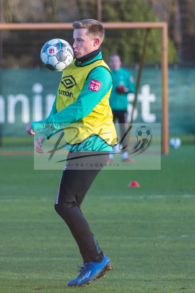 20200218_TRASVW_0059 | Fussball, Herren: Johannes Eggestein (Werder Bremen) in Aktion, am Ball, Einzelaktion waehrend der Trainingseinheit des SV Werder Bremen auf dem wohninvest Weserstadion Trainingsplatz am 18.02.2020 in Bremen, Deutschland. - Realisiert mit Pictrs.com