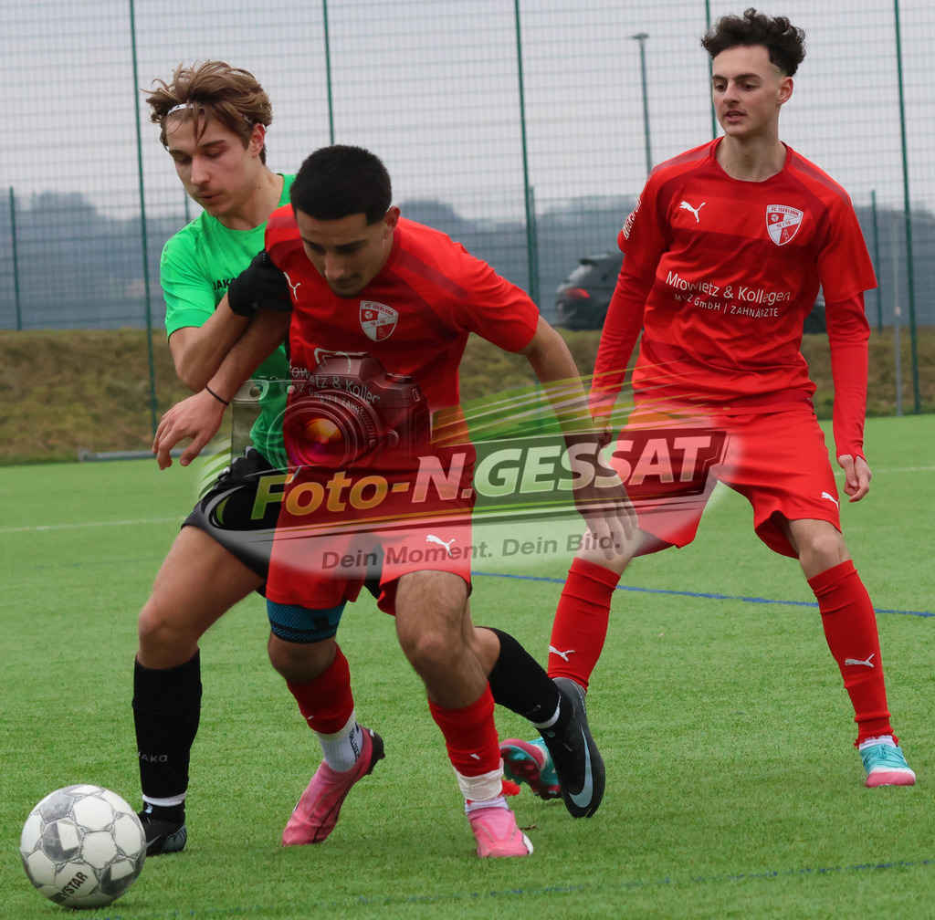 SV Rödinghausen - FC Iserlohn | Auf dem Bild zu sehen: grün SV Rödinghausen: Lukas Becker ; rot FC Iserlohn v.l.: Mansour Taheri, Anis Zejnullahu  SV Rödinghausen, FC Iserlohn, Saison 25/26, B-Jugend Westfalenliga, Deutschland - Realisiert mit Pictrs.com