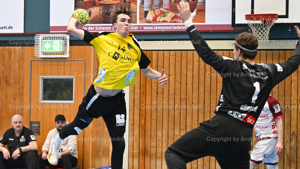 TSV Altenholz vs Stralsunder HV | Ben Szilagyi (TSVA #14 trifft hier zum 21-14) vs Marius Göbner (Stralsund #1) / Handball 3. Liga Nord-Ost Männer 2025/2026 / TSV Altenholz vs Stralsunder HV / Edgar-Meschkat-Halle / Altenholz / 01.03.26 - Realisiert mit Pictrs.com
